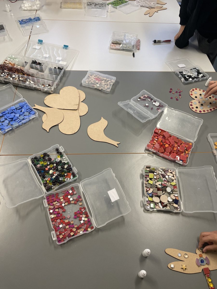 CHS_Magpie's tweet photo. What a way to kick of our Early Intervention Foxes group than with lovely Louise! @MessySenses 🎨 this week was: mosaic making ☀️ 💛🧡 https://t.co/1IctZzgq0f