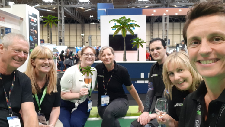 Our #ESS2023 celebration of @Aimeeyarrington 10th @emergencyukshow appearance 👏 for @ParamedicsUK with an extra special #shemanagedtofinishontime cheer! 🙌🥂🌴😍