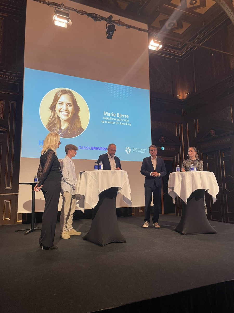 Formand for Danske Handelsskoleelever <a href="/Lucaswestphal19/">Lucas Westphal</a> “Hvorfor har vi ikke nye teknologier og digital dannelse på skoleskemaet?” på DM i erhvervscase hos <a href="/DanskeEG/">Danske Erhvervsskoler og -Gymnasier</a> <a href="/DanskErhverv/">Dansk Erhverv</a> #dkpol