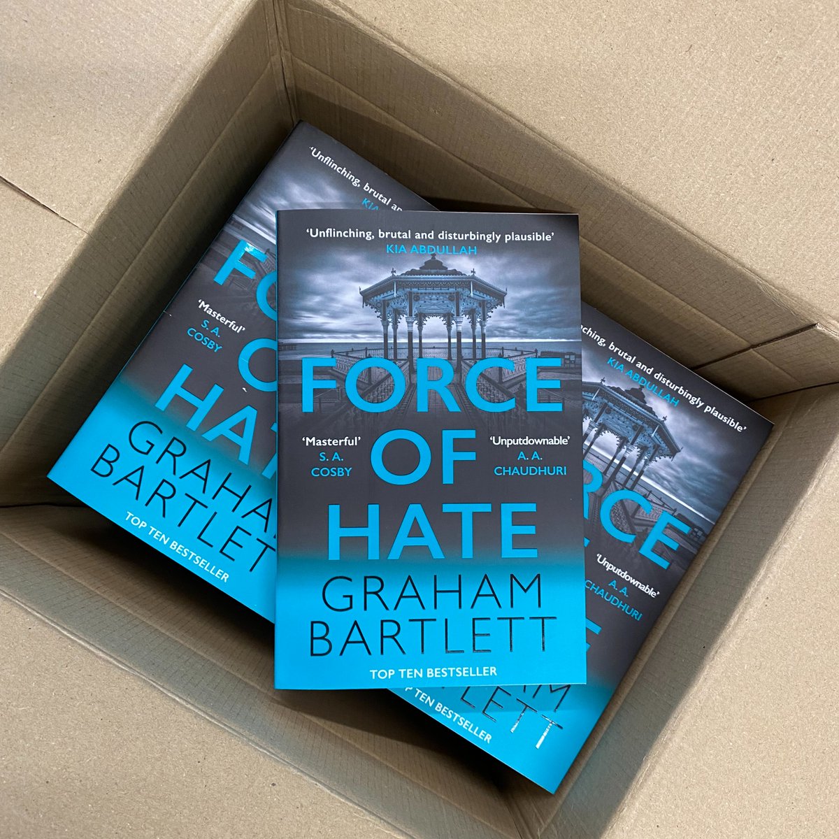 gbpoliceadvisor's tweet photo. Today's the day you get to see FORCE OF HATE in all its paperback glory! If you haven't caught up with Jo Howe's latest investigation, I hope you LOVE it😉🩵

@DHHlitagency @DavidHHeadley @AllisonandBusby https://t.co/r7gQe3FfVh