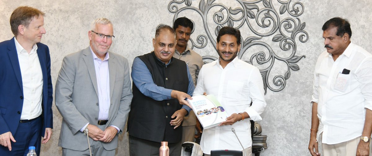 𝐈𝐧𝐭𝐞𝐫𝐧𝐚𝐭𝐢𝐨𝐧𝐚𝐥 𝐁𝐚𝐜𝐜𝐚𝐥𝐚𝐮𝐫𝐞𝐚𝐭𝐞 (IB) సంస్థతో ఏపీ ప్రభుత్వం చారిత్రక ఒప్పందం. అమెరికా వంటి దేశాల్లో ఉన్న ఐబీ సిలబస్ ను ఏపీ ప్రభుత్వ పాఠశాలల్లో ప్రవేశపెట్టబోతున్నాం. ఈ విద్యావిధానంలో ప్రశ్నలు వేయడం, సమాధానాలు నేర్చుకోవడం నిజాజీవితానికి దగ్గరగా విద్యార్థులకు