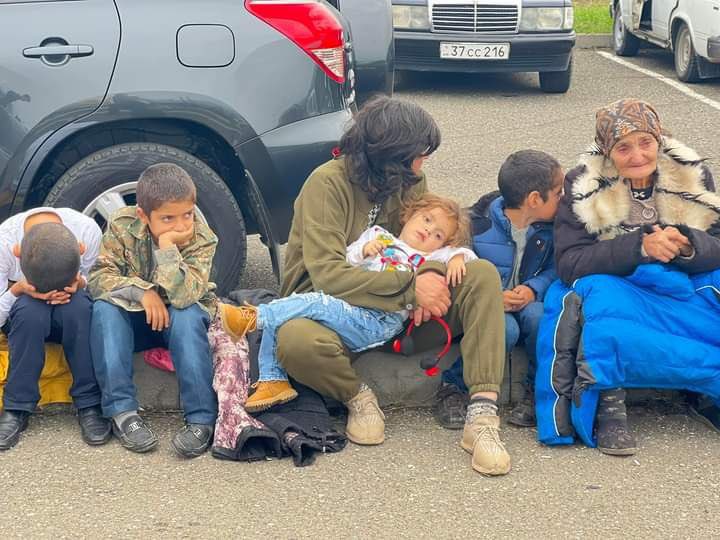 BettyArslanian's tweet photo. Habitantes de #Artsakh se preparan para partir.

Sea lo que sea, #Armenia y la comunidad internacional los abandonó. Decidieron por su destino y derecho a vivir dignamente en sus tierras.Esta es la limpieza étnica que todo el mundo se lleno la boca repudiando.

📸Ashot Gabrielyan https://t.co/yObBkrs8GM