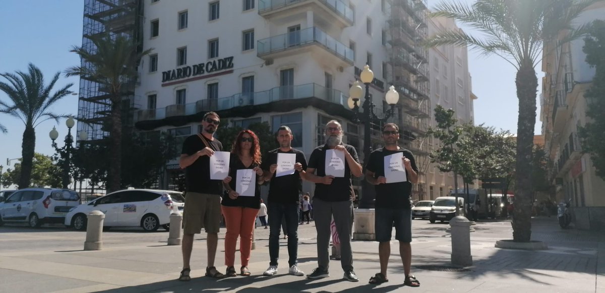 Por un convenio digno, otro #MiércolesNegro más sacamos a la calle nuestras reivindicaciones <a href="/APCadiz/">APC</a> <a href="/periodistacadiz/">Periodistas Cádiz</a> <a href="/ccoocadiz/">CCOO de Cádiz</a> <a href="/mediosfscccoo/">Medios FSC CCOO</a> <a href="/Comite_DdS/">Comité de Empresa Diario de Sevilla</a> <a href="/grupojoly/">Grupo Joly</a> <a href="/ami_asociacion/">AMI</a> <a href="/brunog_cadiz/">Bruno García</a> @patriciacavada