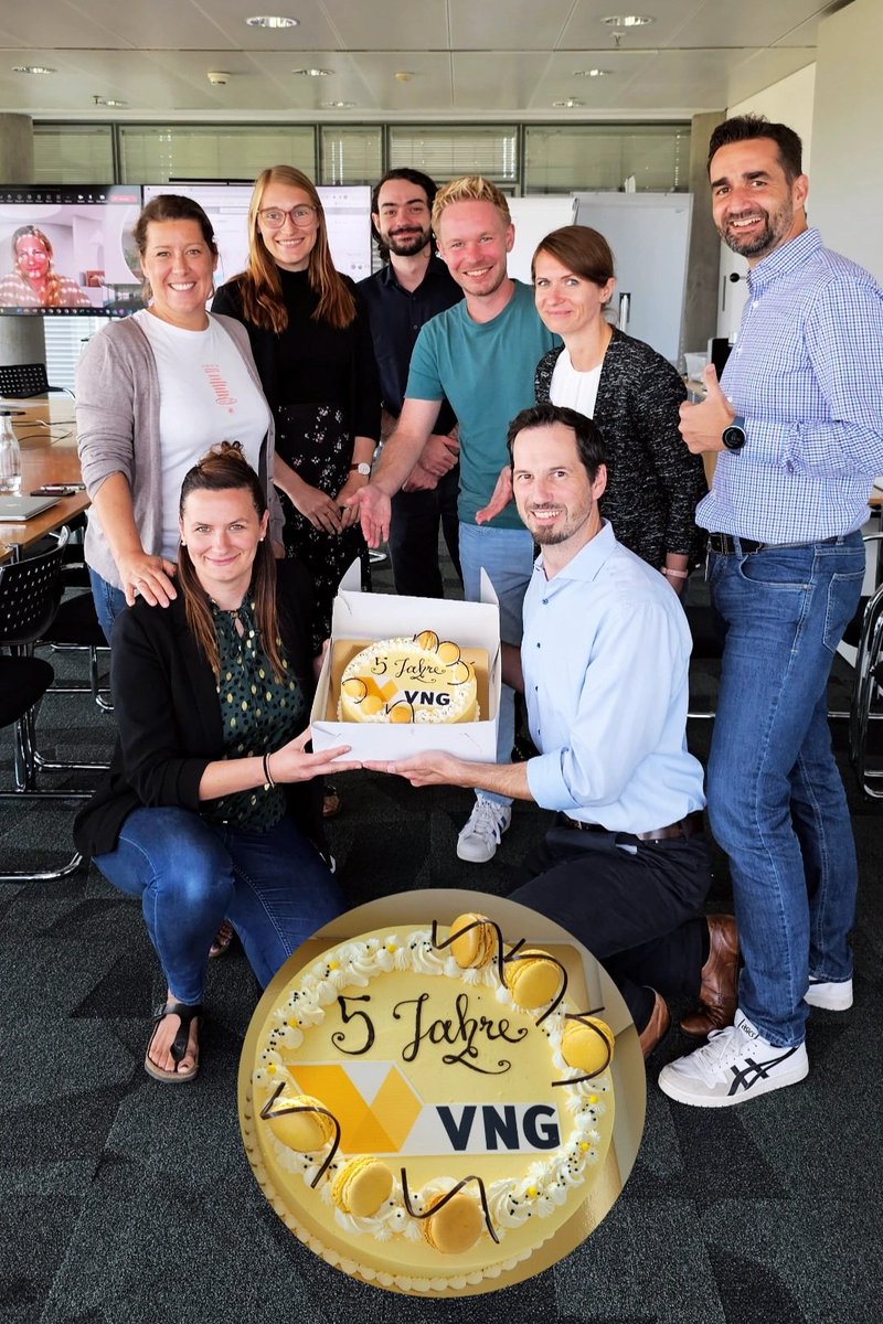 VNGAG's tweet photo. #Markenrelaunch: Am 20. September 2018 haben wir erstmals die neue Marke der #VNGAG präsentiert. Heute wurde das Team der Konzernkommunikation mit einer süßen Überraschung an das 5. Jubiläum erinnert. Unser Fazit: Sieht nicht nur top aus, schmeckt auch super! 😅😉 https://t.co/apg9mFGzL4