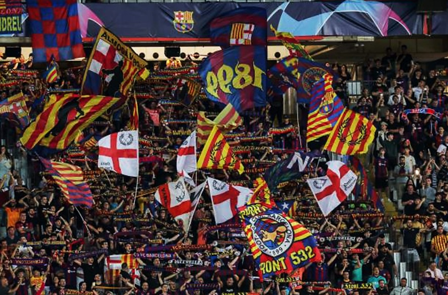 PenyaAlmogavers's tweet photo. Primer partit de Champions a Montjuïc. Nosaltres ens hi hem deixat la veu, però costa quan davant tens 2.000 aficionats rivals que no paren d'animar. 
És urgent una ampliació de la grada d'animació! Recordem que només som 591 persones (50% menys que al Camp Nou)
#RoadToWembley https://t.co/NrDLMyfAXv