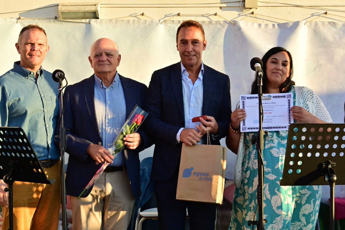 Aguas_de_Cadiz's tweet photo. Ayer recogimos un premio muy especial para nosotros. La Mojarrita de Plata 2023 entregada por la Asociación gaditana Amigos de Quiñones. 

Muchas Gracias del personal de Aguas de Cádiz por este reconocimiento. https://t.co/iEuWWem5Jw