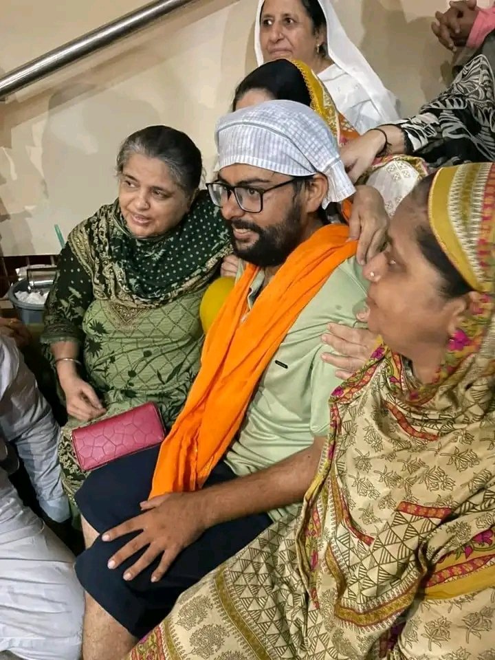 DahriAyesha's tweet image. ساگر کمار کو دو ماہ قبل ڈاکوؤں نے کشمور سے اغوا کیا تھا اور آج وہ اپنے اہل خانہ سے ملا ہے۔ ایک بات پوچھنا چاہتی ہوں، بازیابی کے دوران کوئی پولیس مقابلہ نہیں ہوا، پھر یہ کیسے بازیاب ہوا اور کہاں سے بازیاب ہوا؟ اغوا میں کون ملوث تھا؟

#SagarKumar