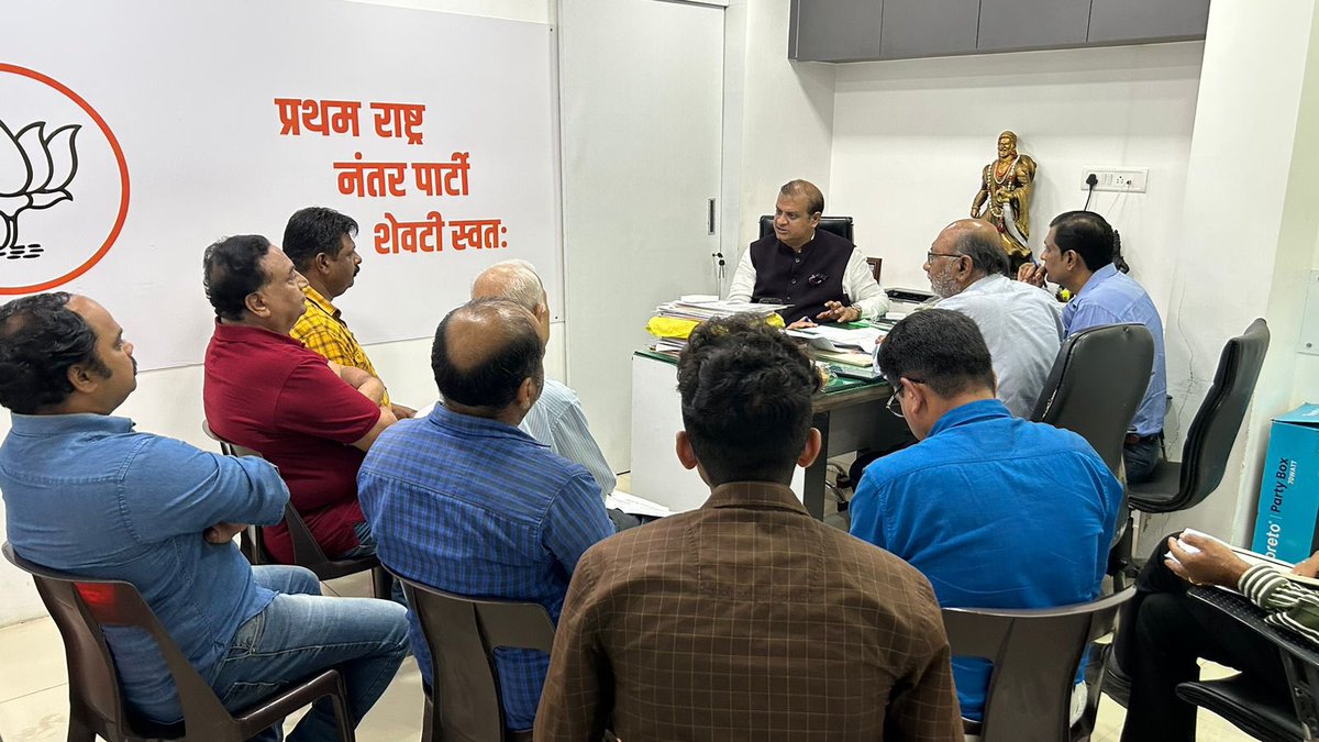 Initiated a Joint Meeting with MCGM Engineers -GMLR Project , residents of Atmosphere Soceity. Working towards speedy solutions on Traffic problem on GMLR #Mulund Part from Amar Nagar till Nahur ROB. <a href="/Dev_Fadnavis/">Devendra Fadnavis</a>