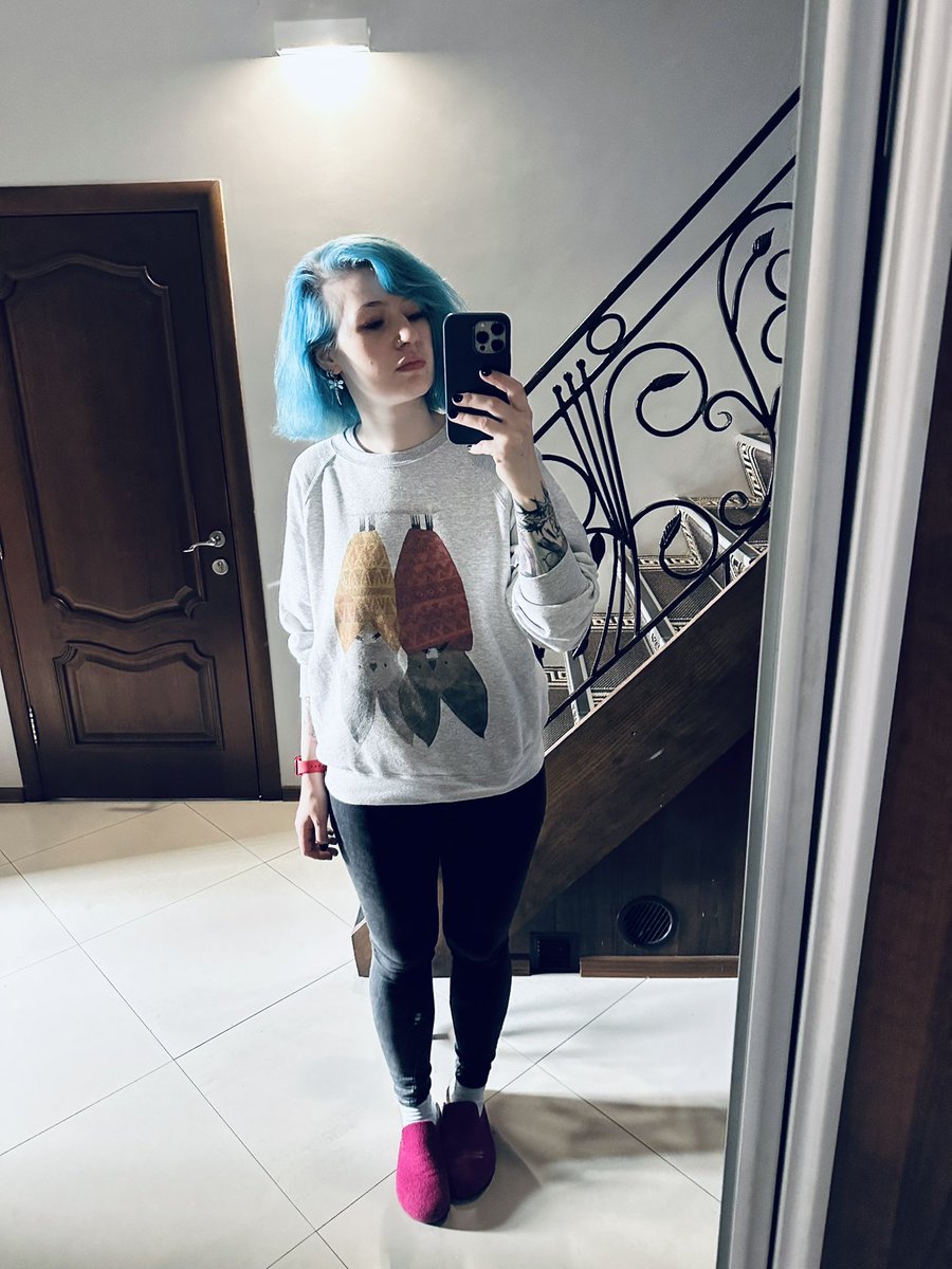 <a href="/lil_black_girl/">Пані Полин</a> того було мало тому сьогодні на мені милий світшот з кажанчиками від <a href="/Tukoni_tribe/">Tukoni</a>