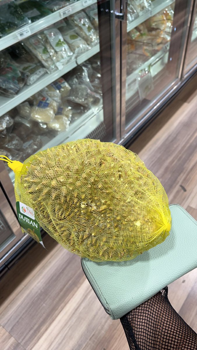 ThePartyQueen19's tweet photo. Heheh… found a nice, big, fresh friend for ya. 
@TheOnlyRyann https://t.co/x226rTJS3S