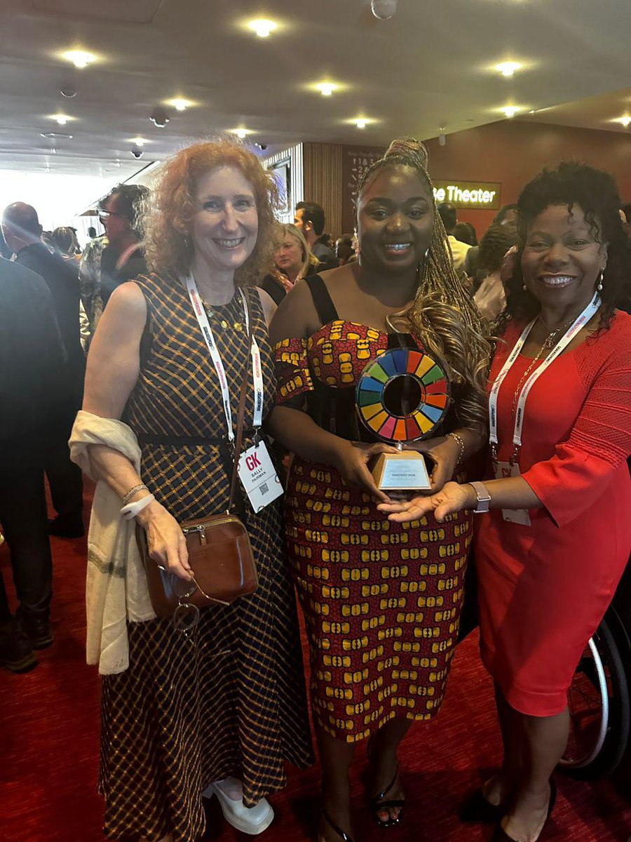 @ashumartha3 @gatesfoundation Congrats once more to #Goalkeeper2030 award winner @ashumartha3! So goad that @ICM_CE Sally Pairman and Chief Midwife @dunkleybent could cheer you on as you accepted the award at the @gatesfoundation #UNGA ceremony