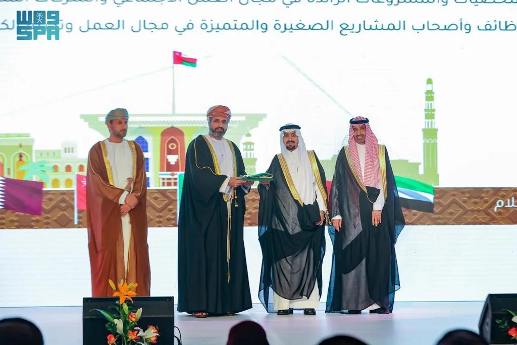 ydammas's tweet photo. تم مساء الأمس تكريم الأخ العزيز الدكتور محمد بن علي الحداوي @Dr_alhadawi في مدينة مسقط من وزارء #الخدمة_المدنية في #مجلس_التعاون  لدول #الخليج_العربي وذلك اعترافا بجهوده في مجال الخدمة المدنية..

أبو الهيثم شغل مناصب عديده ومنها أمين مجلس الخدمة المدنية وعضو لجنة البت في لوائح الخدمة المدنية ويتولى في هيئة الخبراء بمجلس الوزراء الأشراف على إعداد ومراجعة أغلب أنظمة الخدمة المدنية ولوائحها.

مبارك لكم أبا الهيثم هذا التكريم المستحق وإلى مزيد من التميز والإبداع.  
🌷🌷🌷🌷🌷🌷🌷🌷