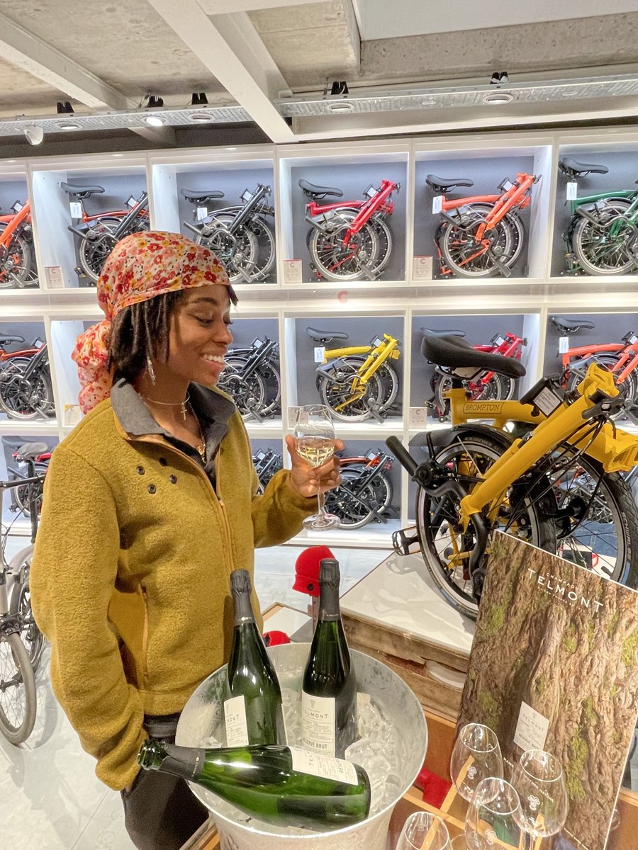 BromptonBicycle's tweet image. #LFW Brompton! ⁠
⁠
@earlymajority, designer of urban outdoor gear met the maker of urban folding bikes 🚲
⁠
Thanks to Joy Rocker and her crew for showcasing some of the newest, cycle-friendly styles in our @BromptonJnLDN and @maisontelmont for providing the bubbles! 🥂