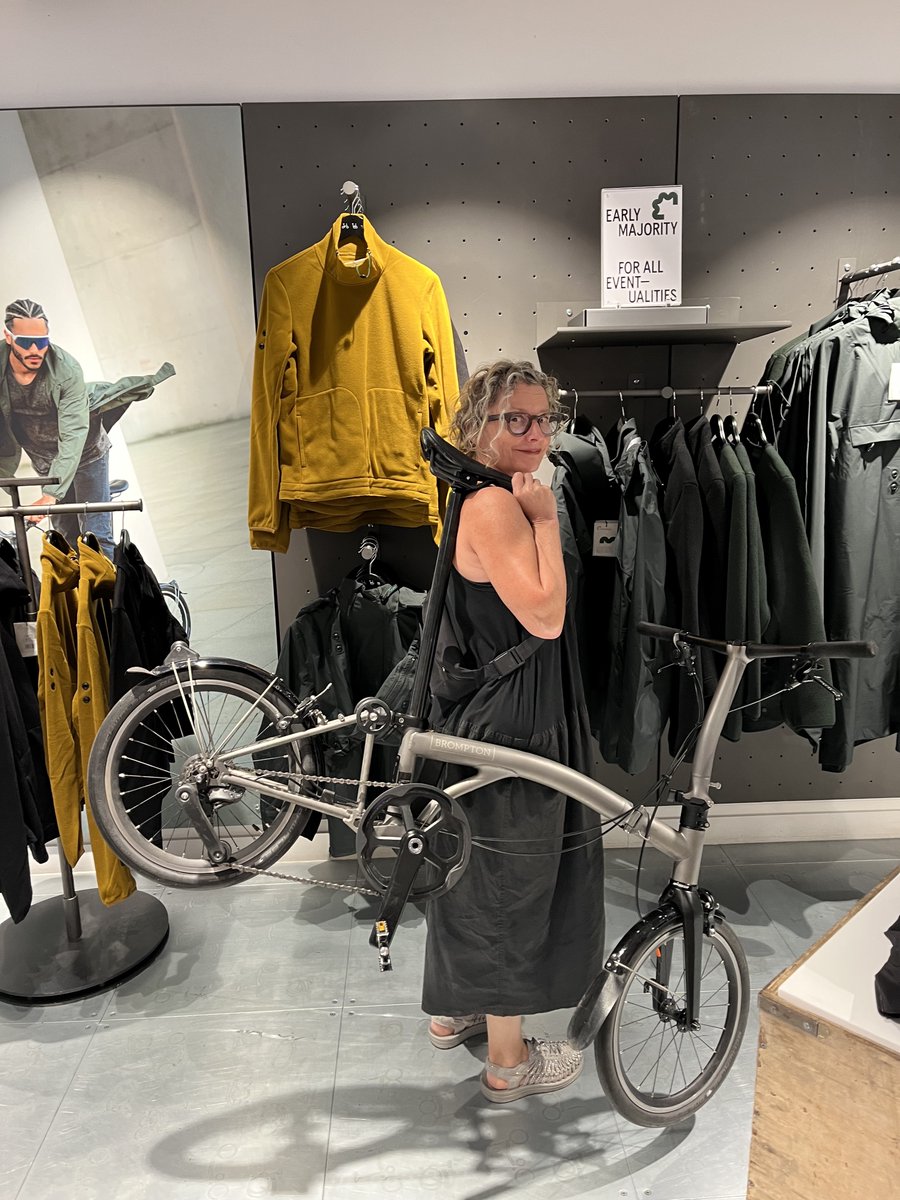 BromptonBicycle's tweet image. #LFW Brompton! ⁠
⁠
@earlymajority, designer of urban outdoor gear met the maker of urban folding bikes 🚲
⁠
Thanks to Joy Rocker and her crew for showcasing some of the newest, cycle-friendly styles in our @BromptonJnLDN and @maisontelmont for providing the bubbles! 🥂