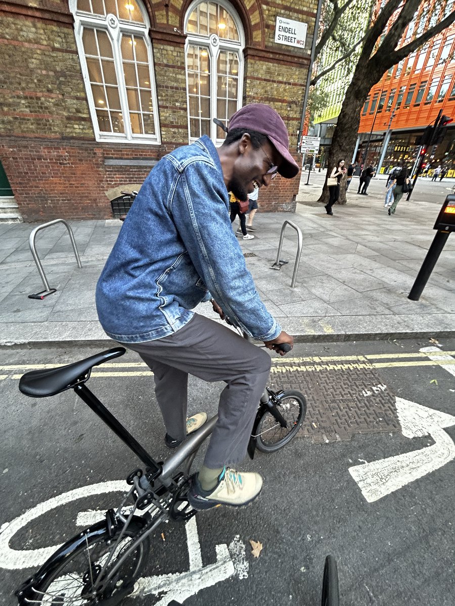 BromptonBicycle's tweet image. #LFW Brompton! ⁠
⁠
@earlymajority, designer of urban outdoor gear met the maker of urban folding bikes 🚲
⁠
Thanks to Joy Rocker and her crew for showcasing some of the newest, cycle-friendly styles in our @BromptonJnLDN and @maisontelmont for providing the bubbles! 🥂