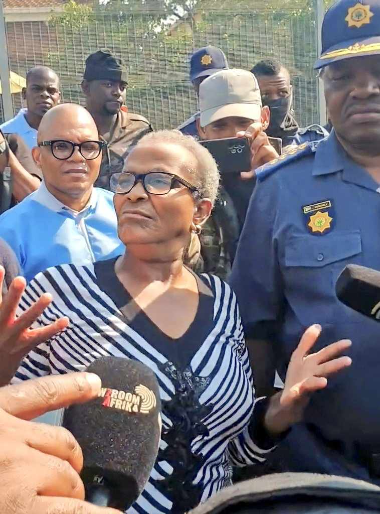 PhemeloClyde99's tweet photo. @MogauTrinity Adije lekomo ngwanaka🔥😁🤘

Ke bhora keore ro bakah tv ga Modutwana 🙆akitse yenngwe why ba e tshamekisah ka nako e one le renah kaore e paletswe ka mokibelo😭😂🙆 https://t.co/11WW2GtjZG