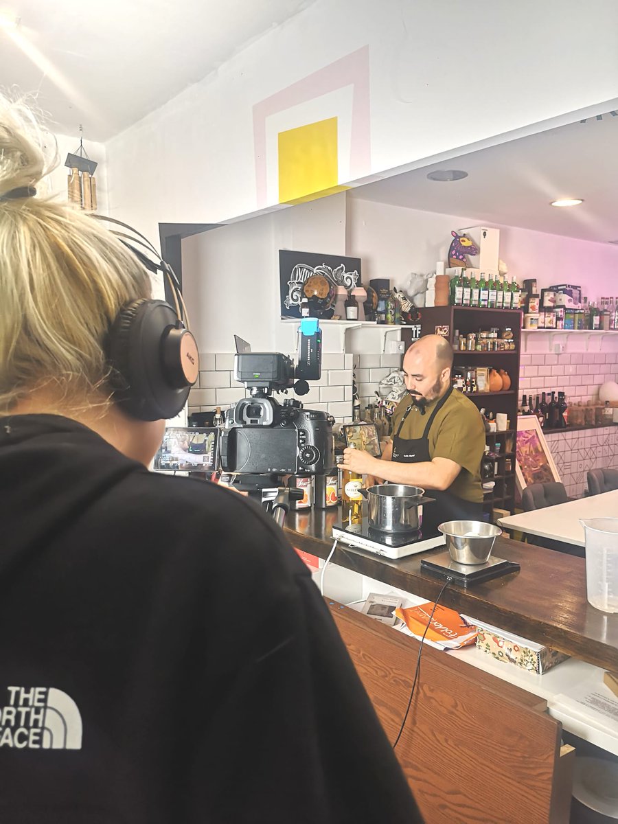 MasterDGrupo's tweet image. 🎥 "Nuevo proyecto" con Borja Insa para nuestro ☕ 𝐜𝐮𝐫𝐬𝐨 𝐝𝐞 𝐁𝐚𝐫𝐭𝐞𝐧𝐝𝐞𝐫 𝐏𝐫𝐨𝐟𝐞𝐬𝐢𝐨𝐧𝐚𝐥. 

Estamos con Borja, uno de los #bartenders 🚀más reconocidos de España, con el galardón "𝗺𝗲𝗷𝗼𝗿 𝗰𝗮𝗿𝘁𝗮 #𝗰𝗼𝗰𝘁𝗲𝗹𝗲𝗿𝗶́𝗮 𝗱𝗲 𝗘𝘀𝗽𝗮𝗻̃𝗮"