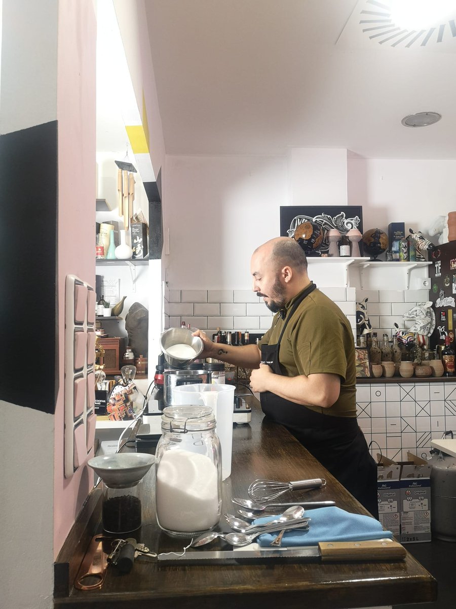 MasterDGrupo's tweet image. 🎥 "Nuevo proyecto" con Borja Insa para nuestro ☕ 𝐜𝐮𝐫𝐬𝐨 𝐝𝐞 𝐁𝐚𝐫𝐭𝐞𝐧𝐝𝐞𝐫 𝐏𝐫𝐨𝐟𝐞𝐬𝐢𝐨𝐧𝐚𝐥. 

Estamos con Borja, uno de los #bartenders 🚀más reconocidos de España, con el galardón "𝗺𝗲𝗷𝗼𝗿 𝗰𝗮𝗿𝘁𝗮 #𝗰𝗼𝗰𝘁𝗲𝗹𝗲𝗿𝗶́𝗮 𝗱𝗲 𝗘𝘀𝗽𝗮𝗻̃𝗮"