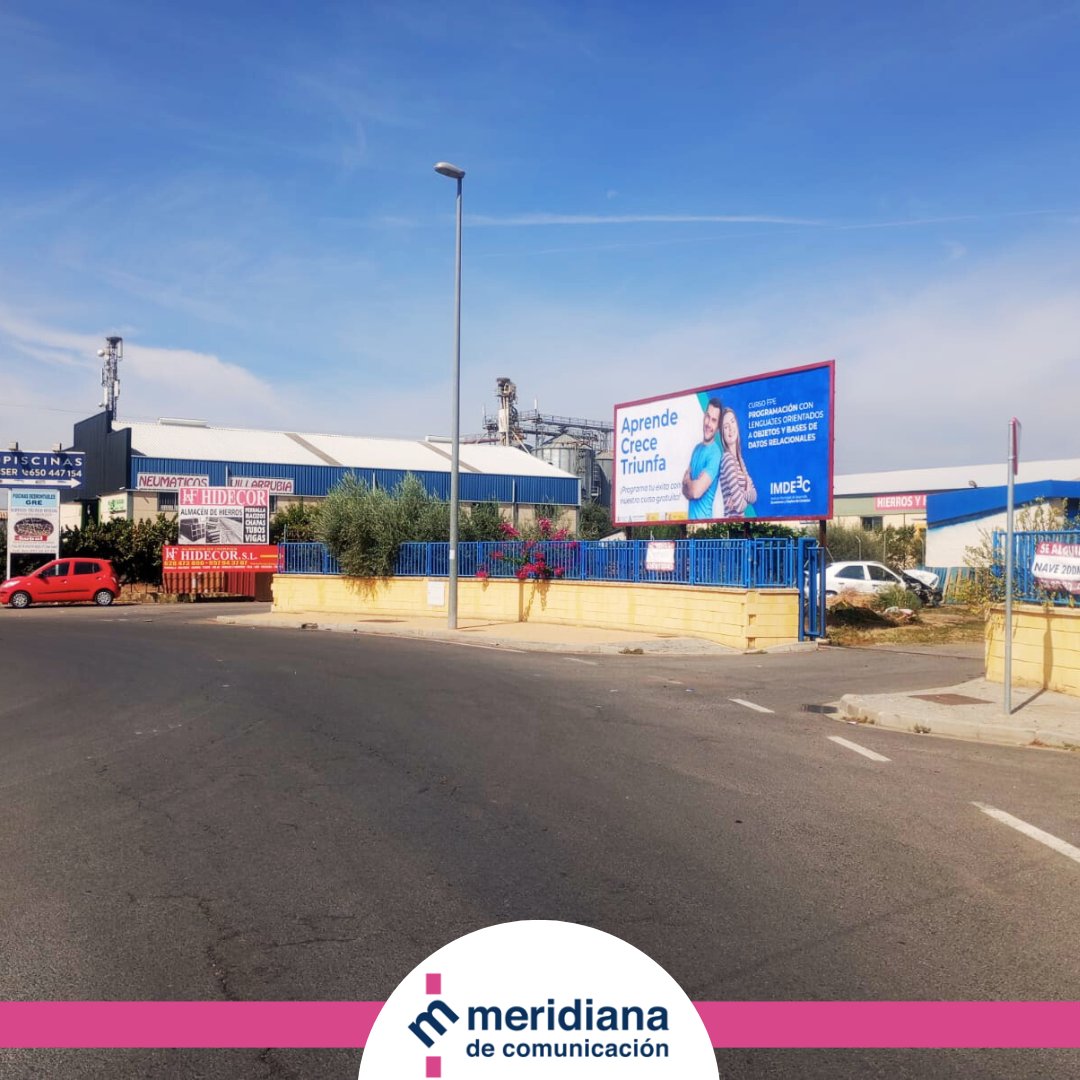 Meridianacom's tweet photo. 🚀 Instalación de vallas publicitarias del nuevo curso de formación para el empleo del @imdeec en varios puntos de la ciudad. Campaña publicitaria junto a @NogometCom ✅

#LaCalleEsNuestra https://t.co/9sc7G0AYmC