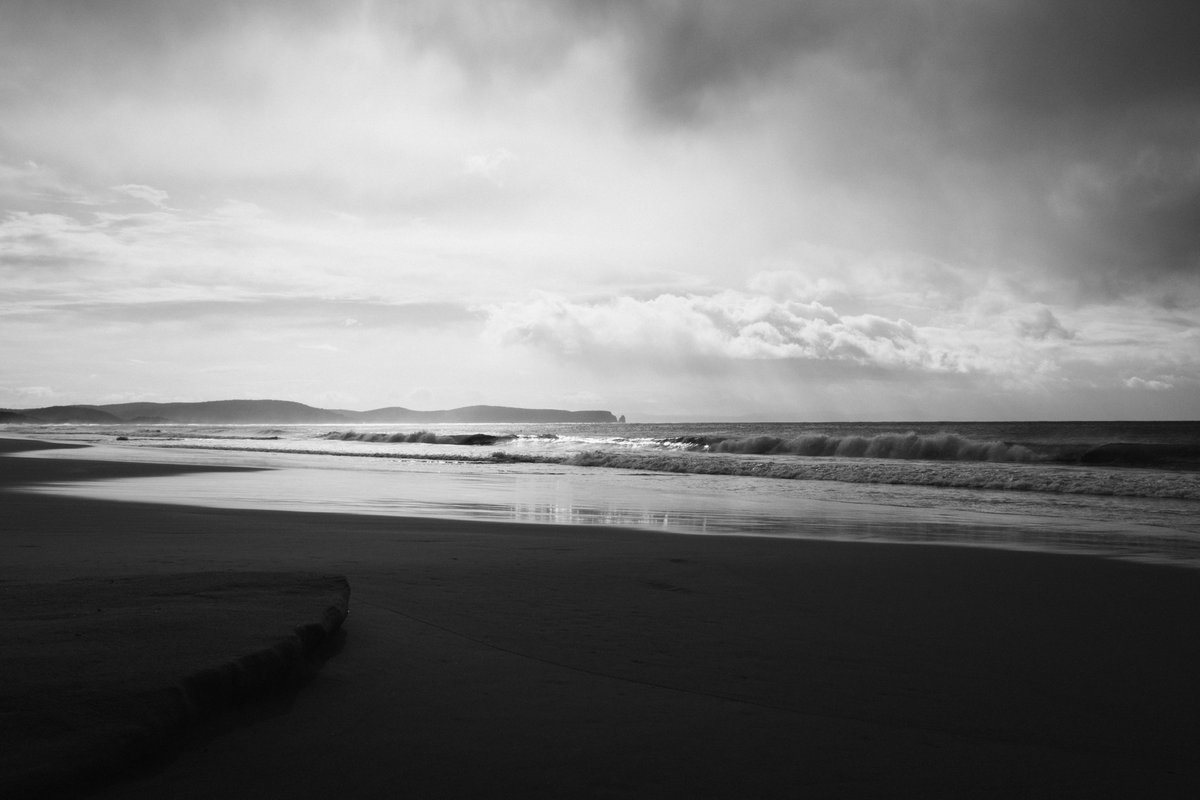 Pale arc.

#photography #blackandwhite #bnw #monochrome #digital #landscape #wideangle #nature #coast #beach #sea #ocean #morning #brunyisland #tasmania