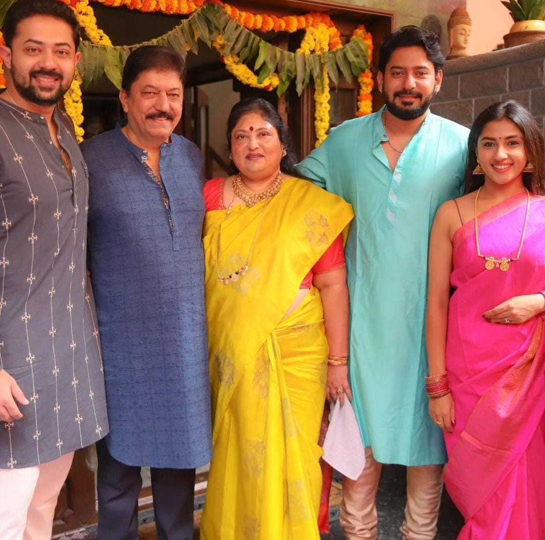 kannadabeatz's tweet photo. ಕನ್ನಡದ ಹಿರಿಯ ನಟರ ತಲೆಮಾರಿನ ಅಗ್ರನಾಯಕನಟರಲ್ಲಿ ಓಬ್ಬರಾಗಿ, ಬಹುತೇಕ ಎಲ್ಲ ಬಗೆಯ ಪಾತ್ರಗಳನ್ನೂ ಅದ್ಭುತವಾಗಿ ನಿರ್ವಹಿಸಿ, ತನ್ನ ಸರಳತೆ-ಸಜ್ಜನಿಕೆಯಿಂದಲೇ ಚಿತ್ರೋದ್ಯಮದಲ್ಲಿ ತನ್ನದೇ ಆದ ವಿಶಿಷ್ಠ ಸ್ಥಾನವನ್ನು ಸಂಪಾದಿಸಿರುವ ಕನ್ನಡದ ಹೆಮ್ಮೆಯ ''ಡೈನಮಿಕ್ ಸ್ಟಾರ್ ದೇವರಾಜ್ ರವರಿಗೆ ಹುಟ್ಟುಹಬ್ಬದ ಶುಭಾಶಯಗಳು ..💐
#DynamicStar https://t.co/lT2EcgZAL3
