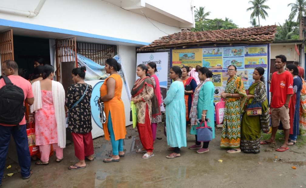 চলছে সপ্তম পর্যায়ের দুয়ারে সরকার শিবিরের পরিষেবা প্রদান শিবির। প্রকল্পে অন্তর্ভুক্তির শুভেচ্ছাবার্তা গ্রহণে মানুষের উৎসাহ। 

পরিষেবা প্রদানে বারাকপুর ২ নং ব্লক
উত্তর ২৪ পরগনা
#DuareSarkar #EgiyeBangla