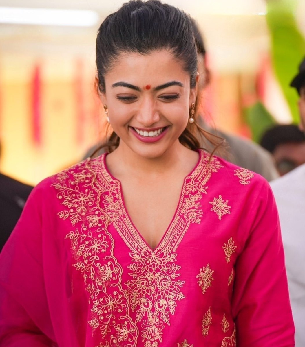 Rashuu_lovers's tweet photo. Unexpected Combo 🔥❤️🔥
It's #RM23 🫶🏻🎉
#RashmikaMandanna As Female Lead In Mass Maha Raj #RaviTeja And Director #GopiChandMalineni #RT4GM Movie 🎥🔥
Official announcement Very Soon 🔜💖
R-R Blockbuster 💥
@RaviTeja_offl @iamRashmika @megopichand https://t.co/Ej5vABTST9