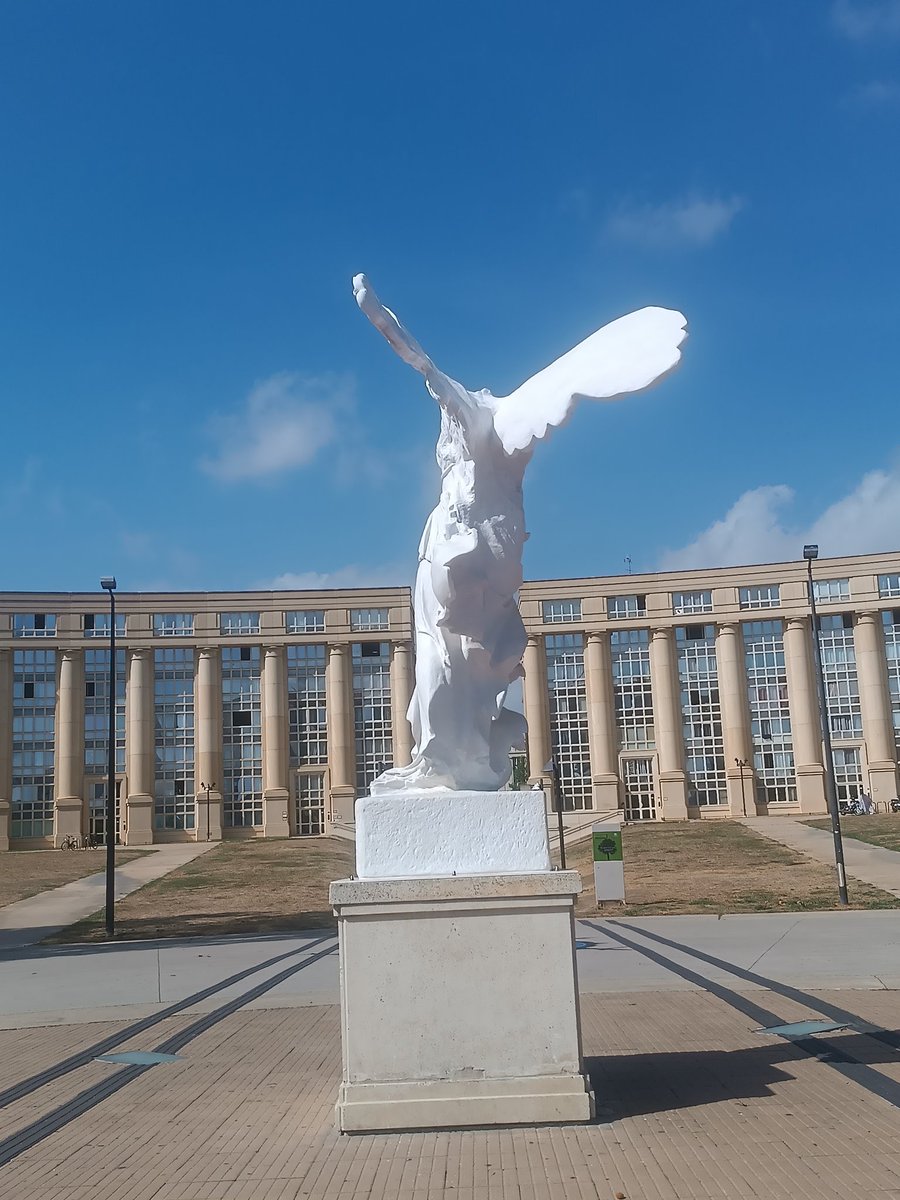 PetitTrip's tweet photo. 🤍Toute belle la Victoire de Samothrace sur ce fond bleu !
📍 Esplanade de l'Europe, quartier Antigone
💫 pause photo ici lors du City Tour Contemporain en vélo-taxi 
#montpellier #antigone #architecture https://t.co/f2f7LkmEnv