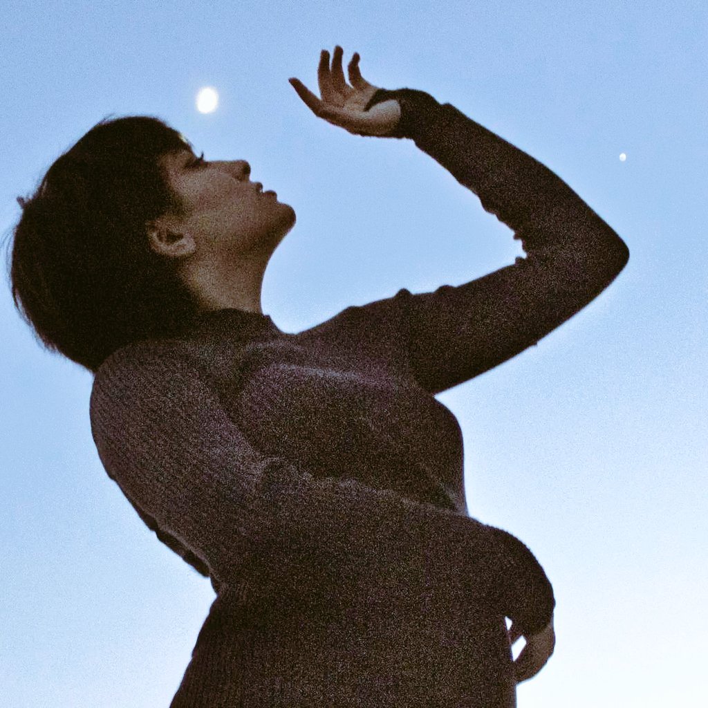 جوری کُشتنش که بعد از ۸ روز، فقط سقوط از ارتفاع اومد تو ذهنشون که بگن علت مرگ...
قطعا مرگ و زندان ترسناکه.
ولی زندگی کردن کنار قاتلای نیکا ترسناک‌تره...
#نیکا_شاکرمی
#مهسا_امینی