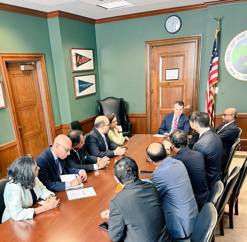 debjani_ghosh_'s tweet photo. An excellent meeting with @SenToddYoung and @nasscom members. It was very interesting to hear the senators thinking on the approach to #AI regulation. We stressed on the importance of global harmonization for regulation to be effective. Tremendous opportunity for 🇮🇳🇺🇲 to lead the process. 
@RNamb @shivendra_1969