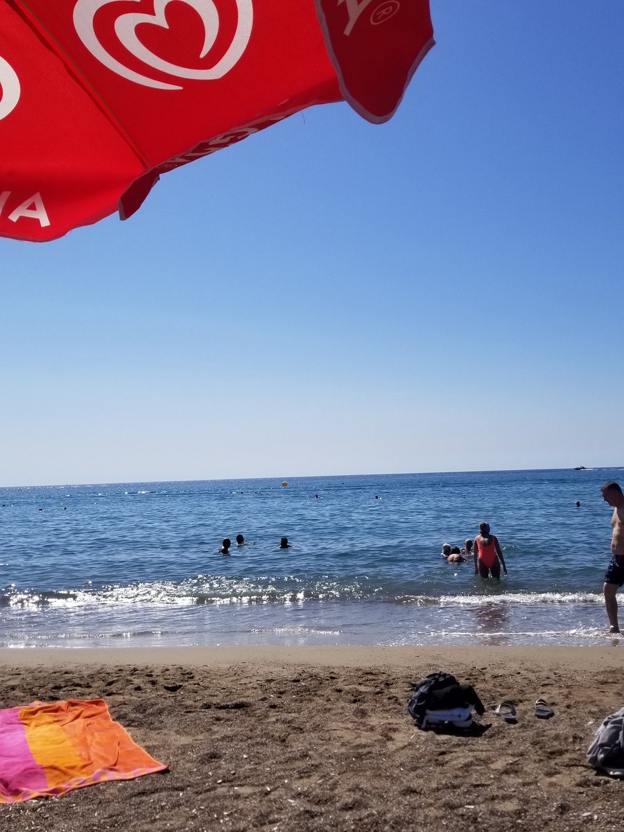 mehmetmesci's tweet photo. BENİ BORSADA KİMSE ÜZEMEZ.. 

Nedeni pahalı ve gereksiz harcamalarımı kısarak hisse topladım. Pazartesi günü bir çok teknikçi stop oldu. Aradan 1.5 gün geçti ve benim hisselerim yerine geldi. Onlar sermayeyi eritmemek için stop olmak zorundaydı ama ben zaten o hisseyi pahalı bir kahvenin yerine almışım.  

Tasarruf yaparak, gereksiz harcamalardan kısarak yaptığınız birikimleri yatırıma dönüştürdüğünüzde işte bu rahatlığı yaşarsınız. 

Ben yapamam demeyin, mutlaka hayatınızda kısacağınız masraflarınız vardır. Berberde sakal traşı olmazsınız, kendi arabanızı temizlersiniz veya sigarayı bırakırsınız ....

O paralar ile hisse biriktirmeye başladığınızda sizi de kimse üzemez. Benim gibi keyfinize bakarsınız.