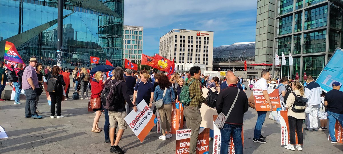 #b2009
Join us: gegen die Kürzungen 8n der politischen Kinder-Jugendbildung. Jetzt am Hbf Berlin