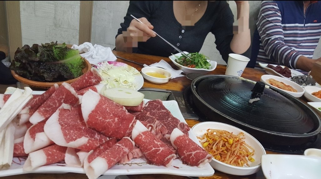 둘이서 식당을 갔는데 사람이 거의 꽉차서  빈자리가 1군데 뿐
 50대 아저씨들 3분이 드시는 옆자리에 앉아서 식사하려는데 옆 테이블 아저씨들이 찌니에게 계속 말을 걸으심 ㅋㅋ 같이 맥주도 따라주며 마시는데...내 머리속엔 온통 다먹고 같이 2차가고 놀방가서 아저씨들에게 갱방당하는 상상만이.