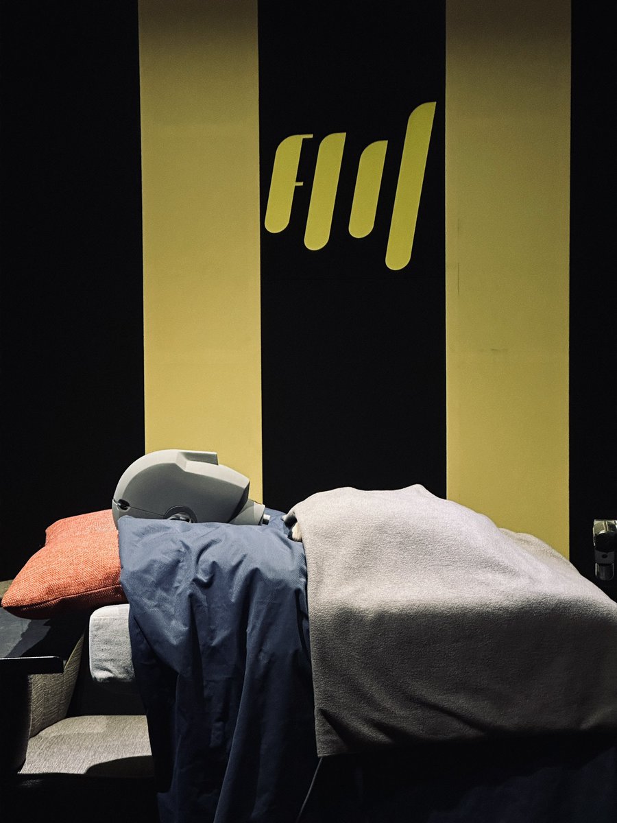 為作品擬音，幫KU100學姐搭了一張床。

We build a bed for foley session with #KU100