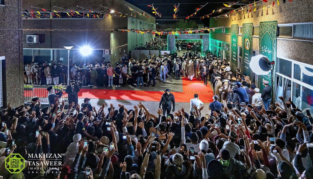 AhmadiyyaDE's tweet photo. Am 27. August 2023 kam Seine Heiligkeit, der fünfte Kalif (aba) in Deutschland an. Doch was hat Seine Heiligkeit Hadhrat Mirza Masroor Ahmad (aba) in diesen Wochen in Deutschland gemacht? #CaliphInGermany
Ein Thread: (1/15) https://t.co/e7nwxYsADR