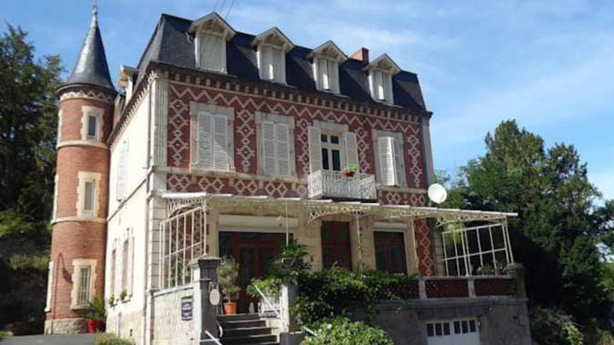 MYFRENCHHOUSE's tweet image. Lovely 19th-century manor house  near a spa resort in #Limousin. With &amp;gt;300 sqm of living space, it features 7 beds, terrace + garage. Ideal location for tourist activity. €450,500.  ow.ly/juVJ50PNHby #FrenchProperty #CharacterHomes