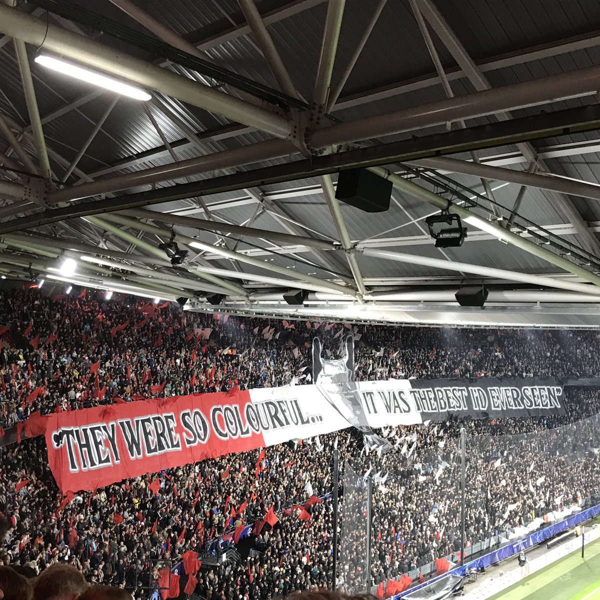 rechtsbuiten's tweet image. Een prachtig doek én géén vuurwerk dat #Feyenoord met lichtmasten hoge boetes opzadelt. Fantastisch! #feycel ⁦@DeNoordzijde⁩