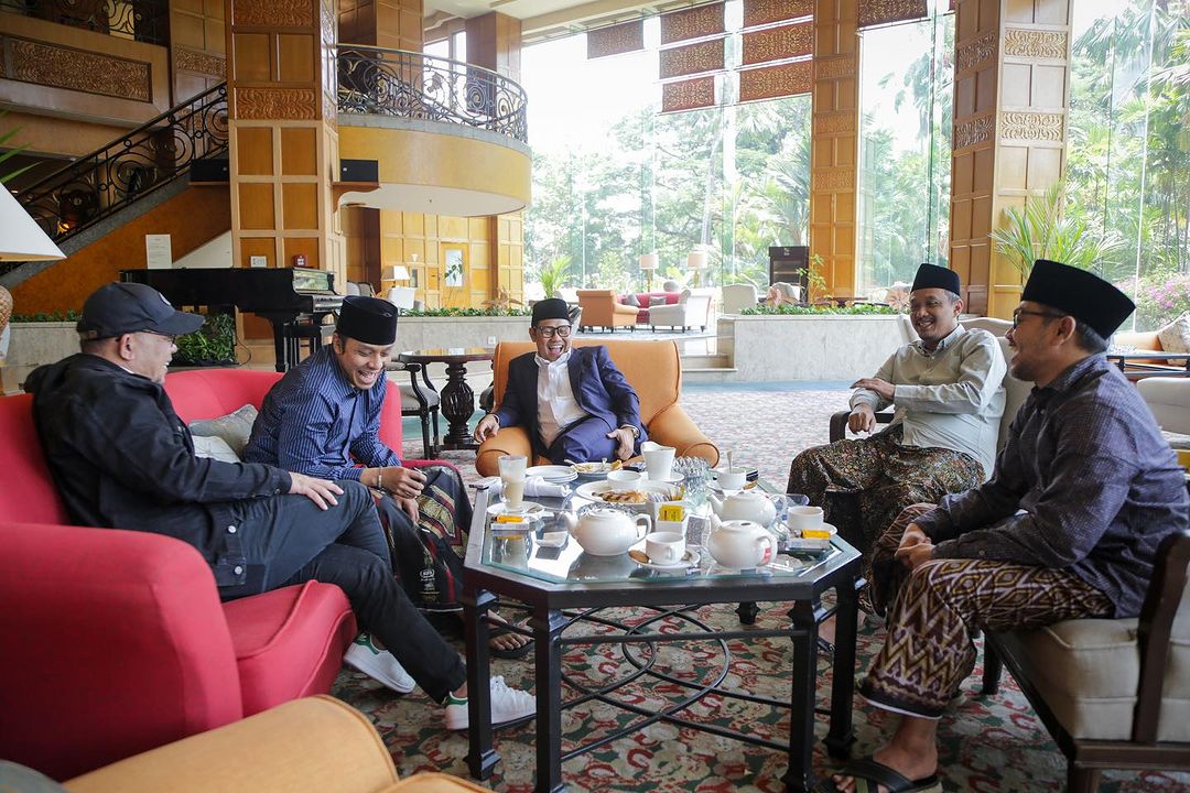 GNB: Gerakan Nahdliyyin Bersatu.
Melanjutkan fatwa Mbah Hasyim untuk terus merawat persatuan agar bisa mengabdi lebih besar lagi bagi nasib dan kemakmuran nahdliyin dan seluruh bangsa Indonesia.

#santri #kiai #pesantren #gusimin #guskautsar #gusmuhaimin #nahdliyyin #GNB 

IG: