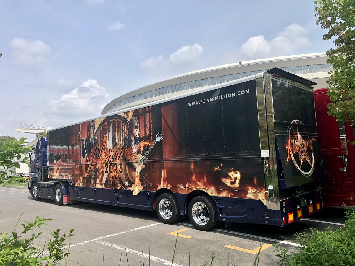 B'z ツアトラ ラッピング車 トレーラー固定展示あるのか分かりませんが