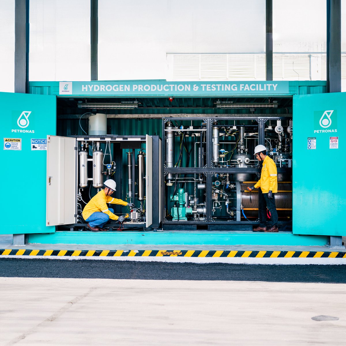 Petronas's tweet photo. PETRONAS teamed up with Universiti Kebangsaan Malaysia (UKM) to produce lower-carbon hydrogen — the first in Southeast Asia. 

#PETRONAS #PassionateAboutProgress #SustainableValue4All #GreenHydrogen https://t.co/t8gXifxK2y
