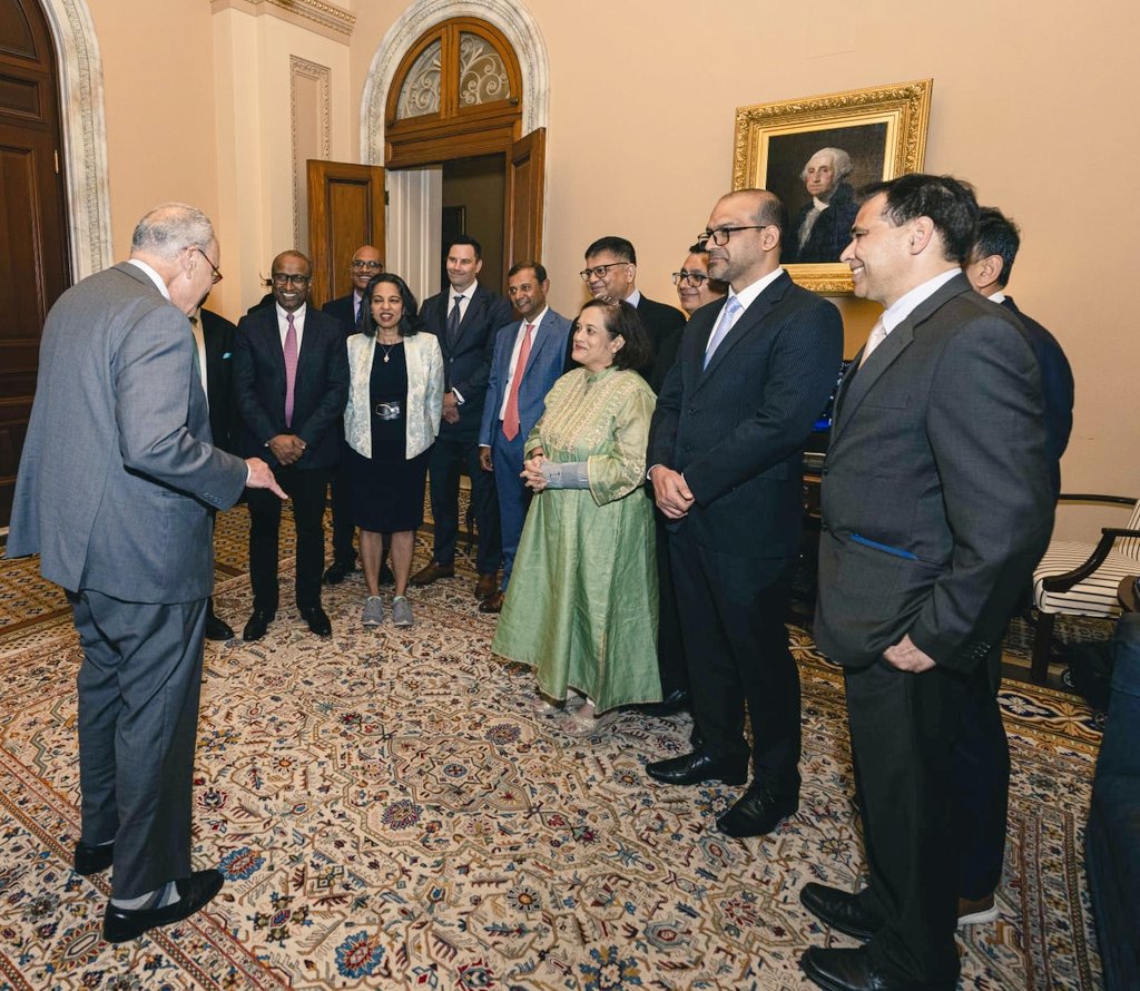 debjani_ghosh_'s tweet photo. A pleasure meeting Majority Leader #ChuckSchumer along with @nasscom members. Was wonderful to see his enthusiasm for 🇮🇳 and belief in the strategic importance of the tech sector in further strengthening the US-India partnership. Cannot agree more.
@RNamb @shivendra_1969 https://t.co/nKa1XLbn6b