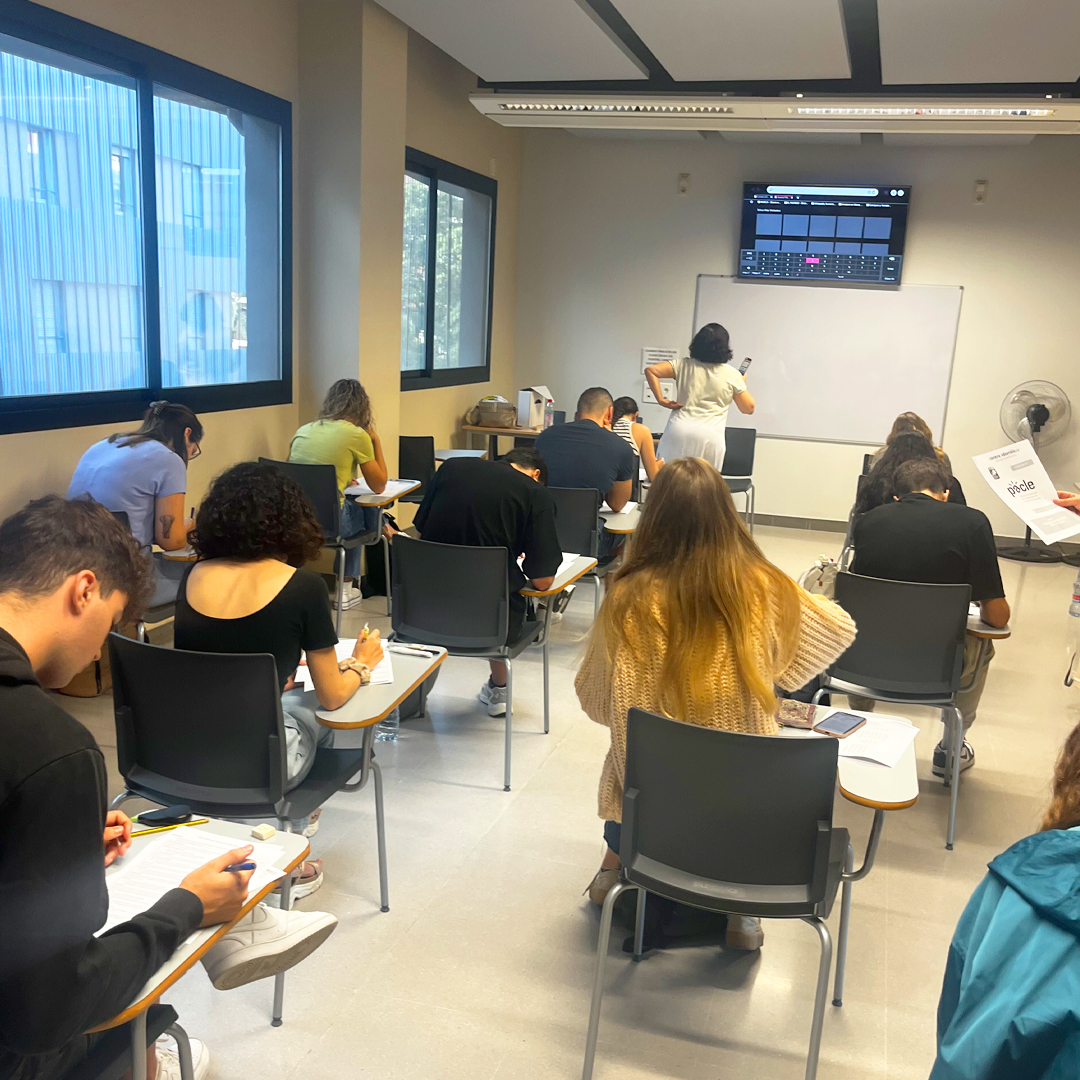 centreidiomes's tweet photo. โญ๏ธArranca la 1 jornada de la convocatรฒria de setembre de les #PACLE amb normalitat, al @centreidiomes
โก Al voltant de 80 aspirants sโenfronten hui a estes proves per tal dโaconseguir la seua ๐๐๐ซ๐ญ๐ข๐๐ข๐๐๐๐ข๐จฬ ๐จ๐๐ข๐๐ข๐๐ฅ B1 dโanglรฉs๐ฌ๐ง
Molta sort a totes i a tots!๐ https://t.co/w3dERIQFpJ