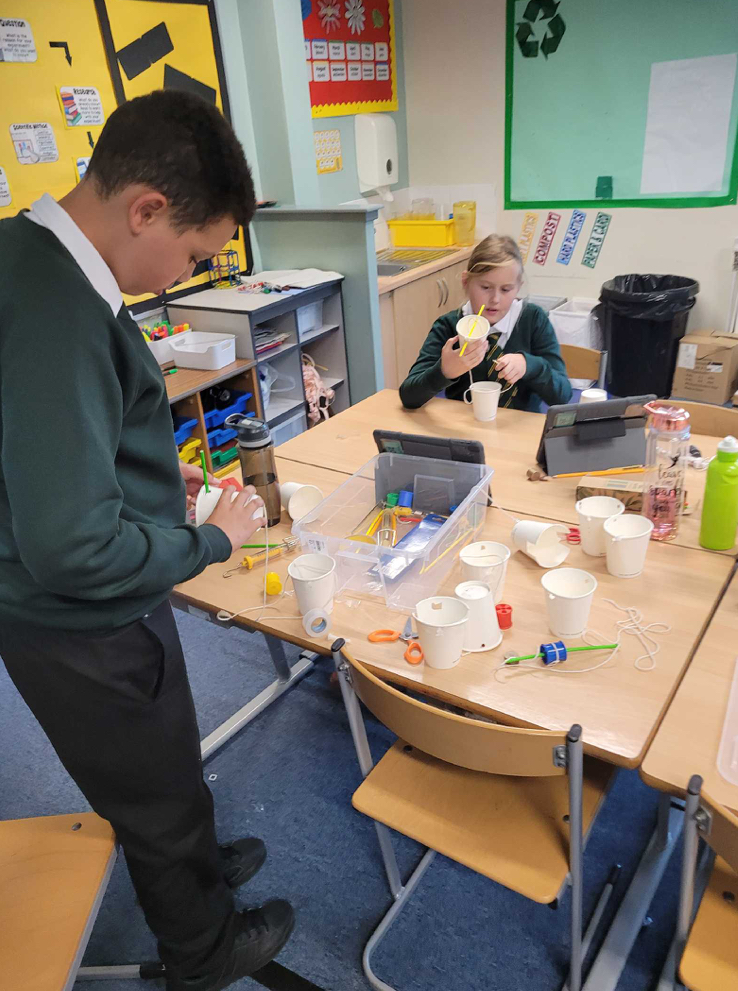 OLPPrimary's tweet photo. This week Primary 7/6 have been using their #OLPSTEM time to programme our #InnobotRobots, investigate pulleys and gears as well as build a range of structures. 👩🏾🔬👷🏼♂️🧑🏽🔧⚙️🧱 https://t.co/SKzCzn7FVU