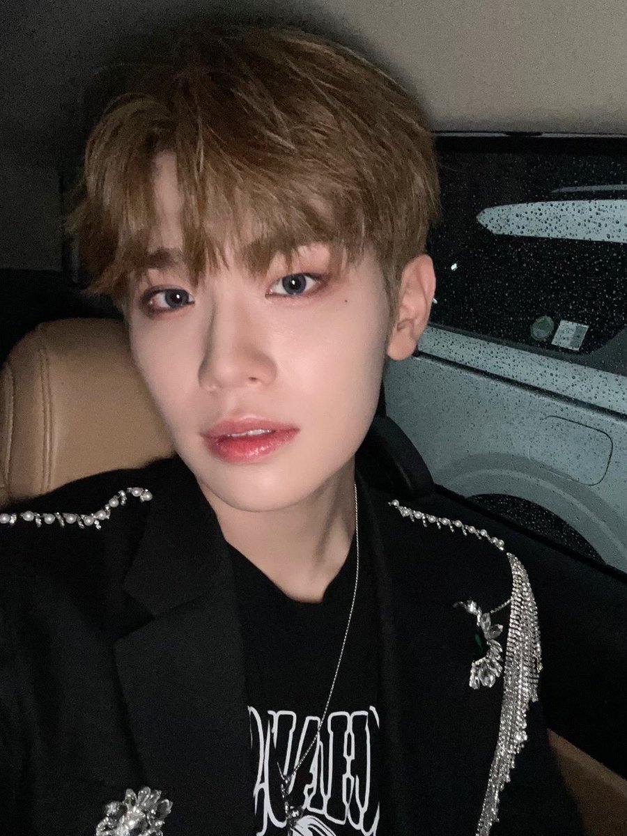 ZB1_official's tweet photo. _💌

오늘 비가 와서 찍어 둔 소나기를 들려주고 싶었어 ㅋㅎ
오늘도 마음이 화창한 하루를 보내 사랑해~💜

(정차 중에 찍었어요ㅎㅎ)

#KIMTAERAE #김태래
#ZEROBASEONE #ZB1 #제로베이스원 https://t.co/TmYwRLhORr