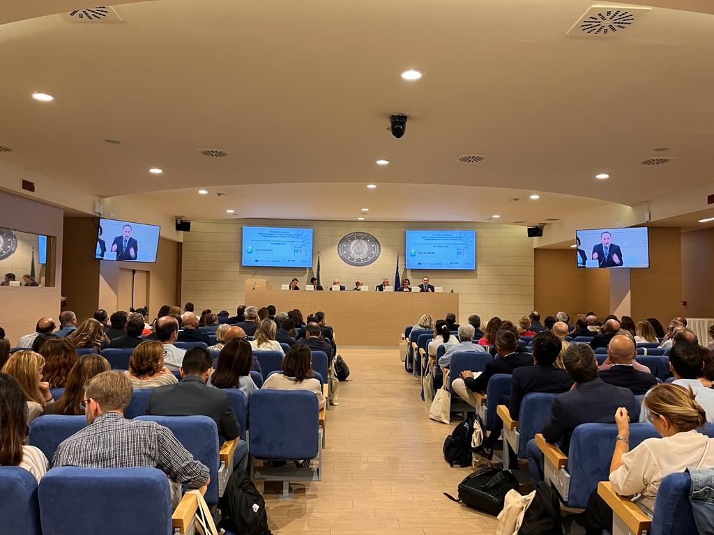 Si sta svolgendo presso la Sala Auditorium del
<a href="/MASE_IT/">Ministero Ambiente e Sicurezza Energetica</a>  il convegno "𝗚𝗼𝘃𝗲𝗿𝗻𝗮𝗻𝗰𝗲 𝗮𝗺𝗯𝗶𝗲𝗻𝘁𝗮𝗹𝗲. 𝗠𝗶𝗴𝗹𝗶𝗼𝗿𝗮𝗿𝗲 𝗰𝗮𝗽𝗮𝗰𝗶𝘁𝗮̀ 𝗲 𝗽𝗿𝗼𝗰𝗲𝘀𝘀𝗶 𝗱𝗲𝗰𝗶𝘀𝗶𝗼𝗻𝗮𝗹𝗶 𝗱𝗲𝗹𝗹𝗮 𝗣𝗔".
Segui la diretta➡️ youtube.com/watch?v=8xpZ3-…