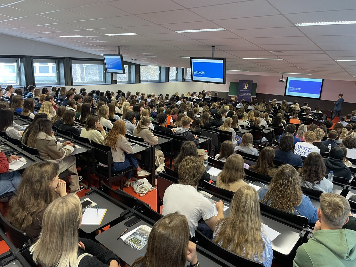 Bomvolle zaal voor de introductiedag voor nieuwe rechtenstudenten. Welkom aan jouw faculteit!
