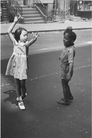 Vorrei tanto essere un poeta minore
anche il più piccolo dei poeti minori
Così liberamente andarsene per strada
poter dire le pene e le noie
e indifferentemente, come viene, le gioie
come uno s’aspetta che io le dica.

#MondoDiVersi Cremonte 

©️Helen Levitt Two children dancing