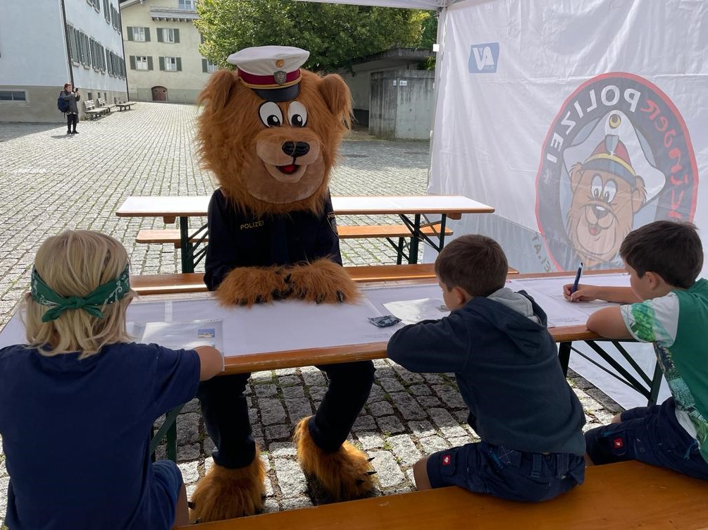 #polizeialltagimblitzlicht
Der Polizeibär "Tommy" unterstützt die Kolleginnen und Kollegen der PI Rankweil gerne, wenn die Kids sich für polizeiliche Belangen interessieren 
#polizei #vorarlberg #rankweil #bär #kids #herewego #takeasmile #happykids
📷 PI Rankweil