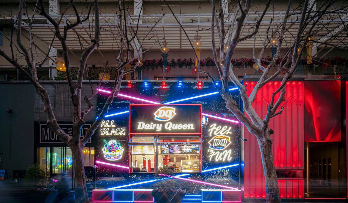 在上海路过巨鹿路的DQ形象店品尝买一送一的大杯暴风雪，走到奉贤路的Double Win Coffee感受+1元得第二杯的快乐，日落时坐在Cityboring永嘉路店外浅尝「一口5G入秋」的柑橘风味WGG特调，在结束前来到超火爆的The Drinkery Bar享受一场全场鸡尾酒9折的Pre-Drink...