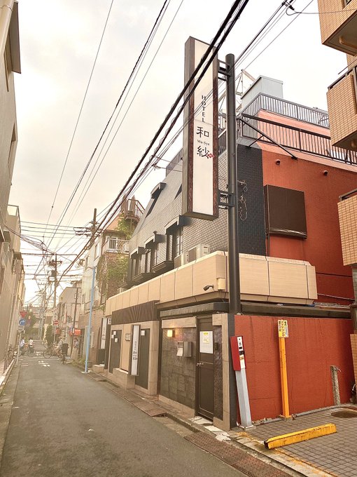 若かりし頃、高円寺のこのホテルでアプリで会った痴女に夜通し抜きまくられたんだった。。。 懐かしい思い出に浸りながらの一万円企画は良いな。 https://t.co/YSn4a05wzH